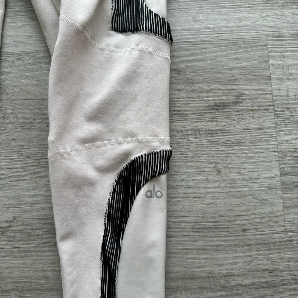 Alo yoga Electric Legging in Bone ALO Sz L 🏃🏻‍♀️ workout 🏋🏽‍♀️